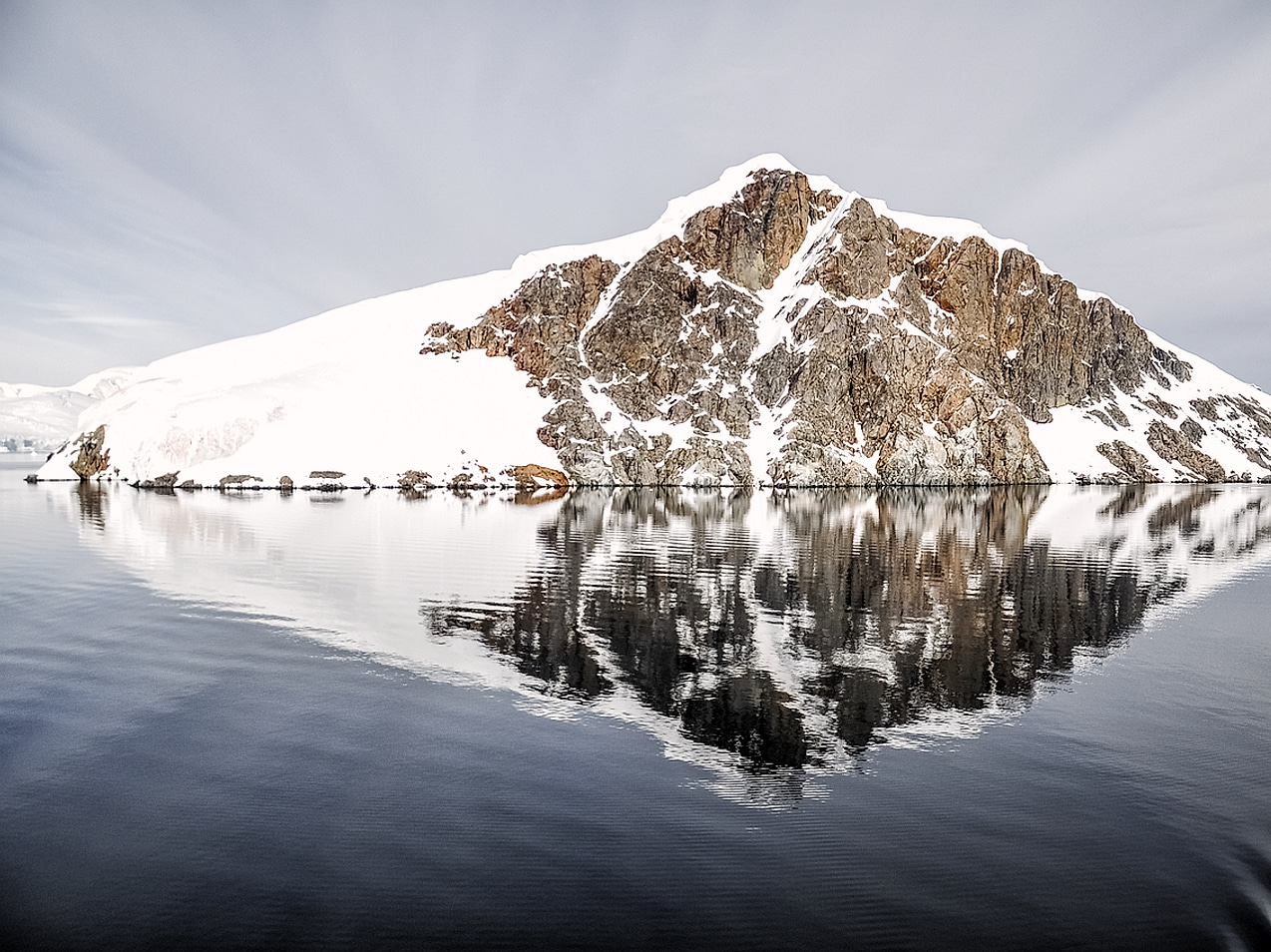 Um lago congelado visto ao amanhecer